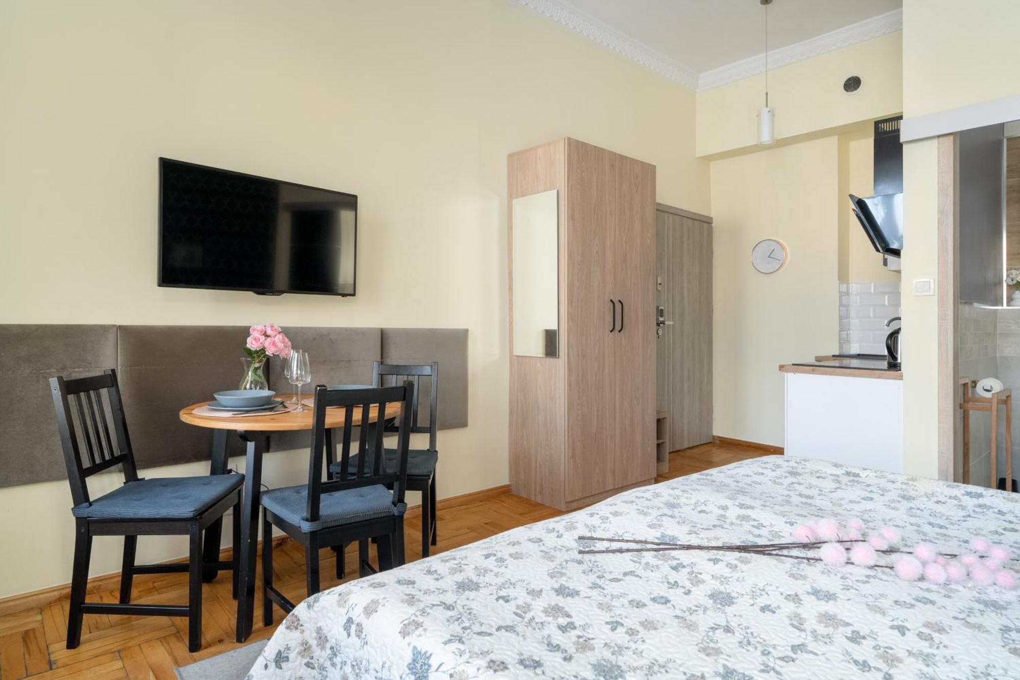 Przytulne Studia Very Berry W Poznaniu Blisko Parku By Noclegi Renters Εξωτερικό φωτογραφία